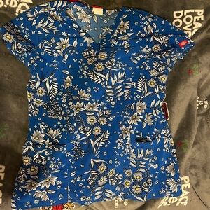 Dickies flower scrub top, size M